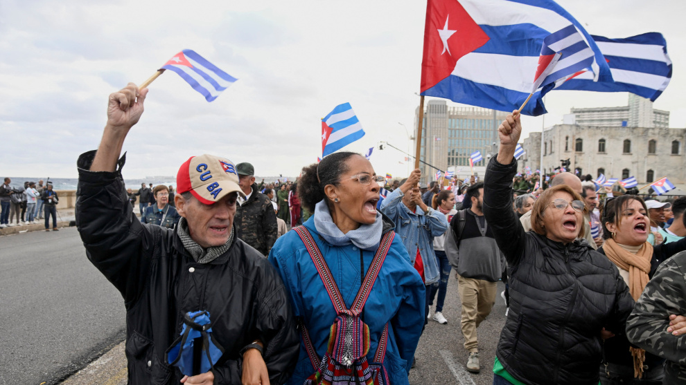Cubanos marchan frente a la Embajada de EEUU.REUTERS