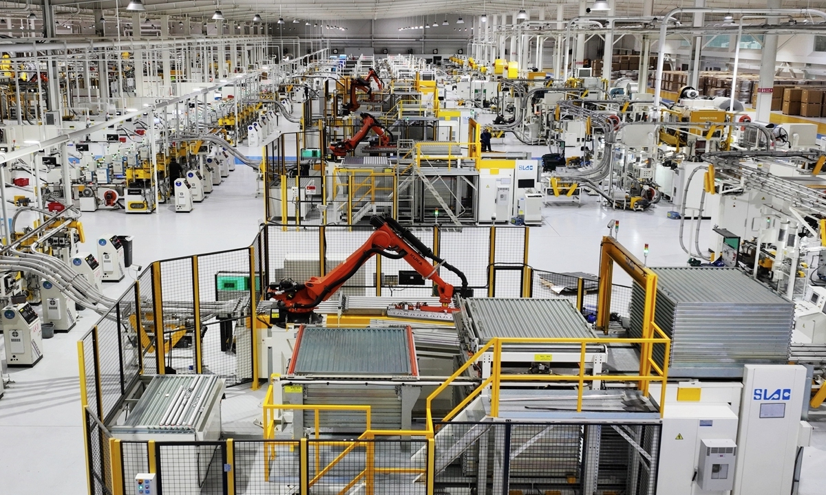 Robots industriales operan en una línea de producción inteligente en una empresa de fabricación inteligente en Yangzhou, provincia de Jiangsu, en el este de China. Foto VCG